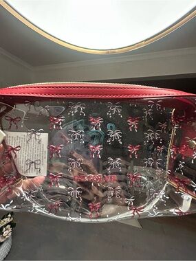 ♥️Revolve cosmetic bag
New & cute♥️